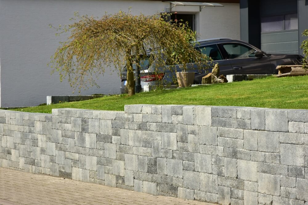 Bauen am Hang: So meisterst du die Herausforderung! (Inkl. Tipps für Haus, Terrasse, Garage & mehr)