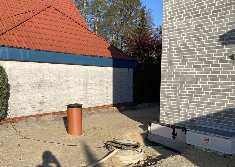 Grenzbebauung – wie nah dürfen Carport, Gartenhaus und Co. am Grundstück des Nachbarn stehen?