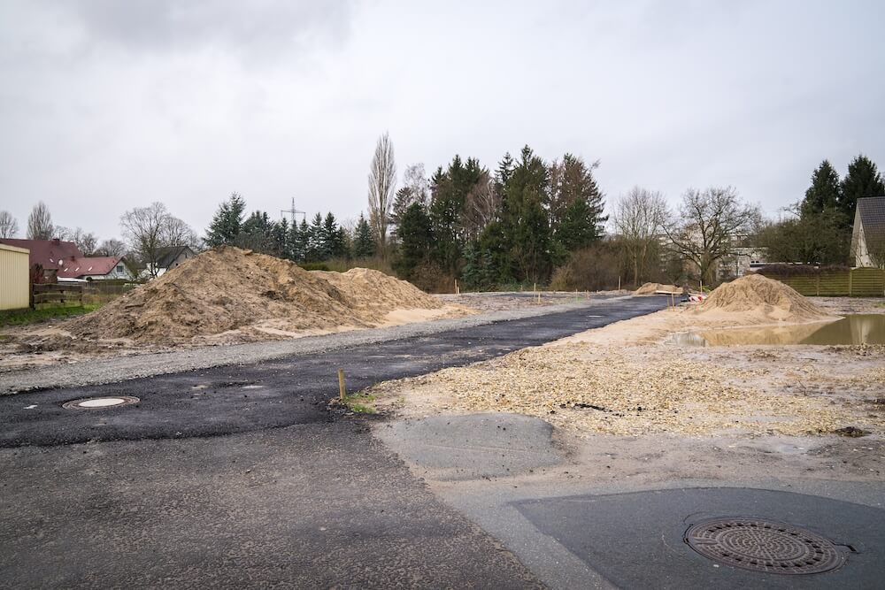 Baustraße – Wissenswertes zu Auflagen, Kosten, Material und vieles mehr